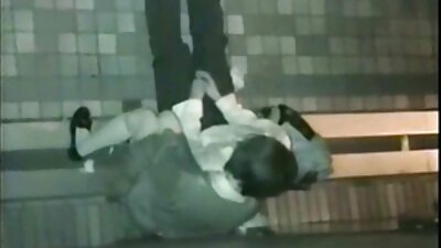 იაპონელი მამაკაცი შეაღწევს მიმზიდველ გოგონას ფართო აბაზანაში